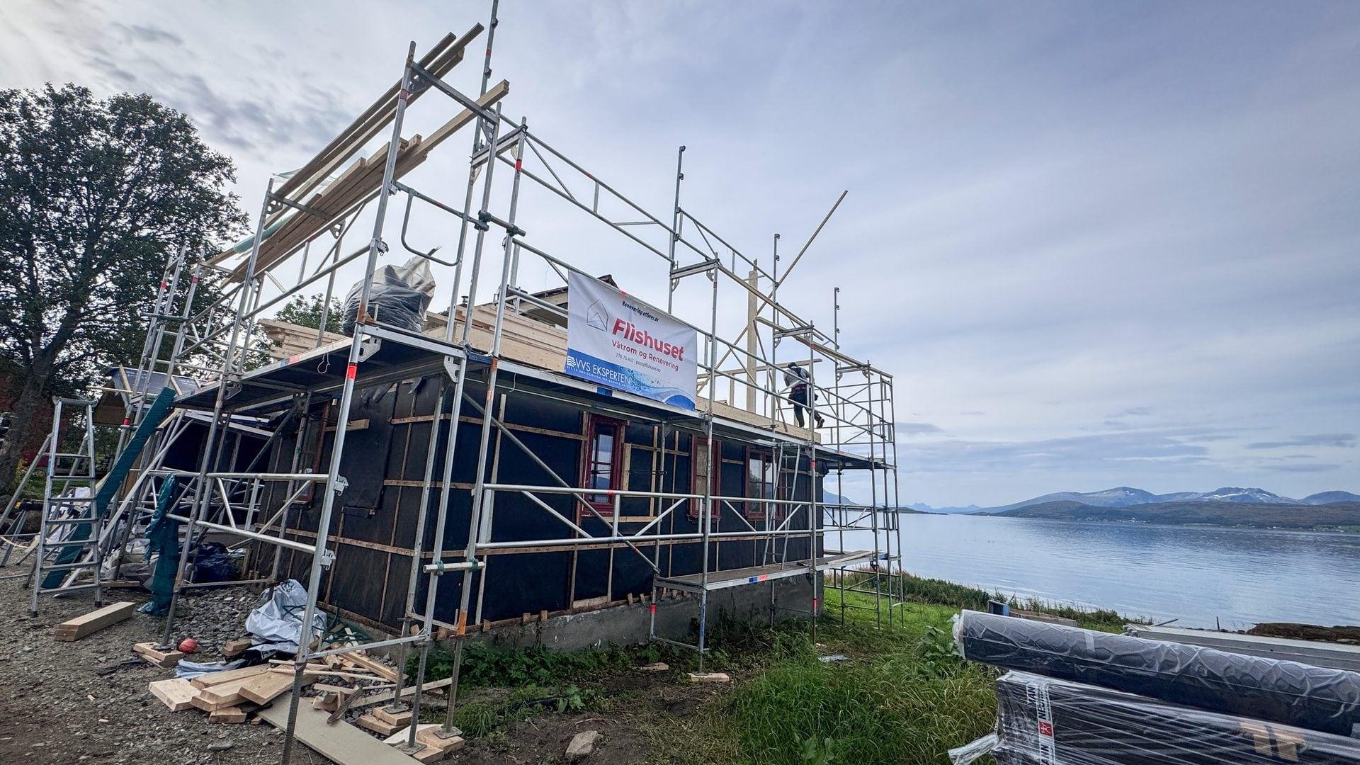 Hus med stillas ved sjøen, under ombygging